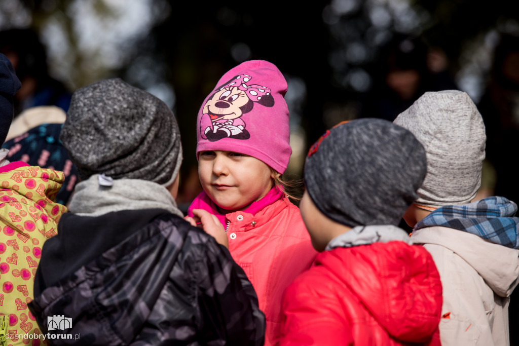 Przedszkolaki sadziły młode dęby