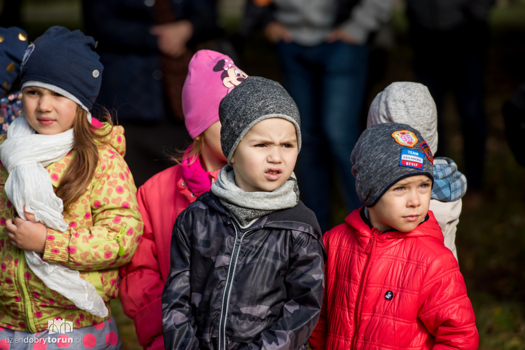 Przedszkolaki sadziły młode dęby