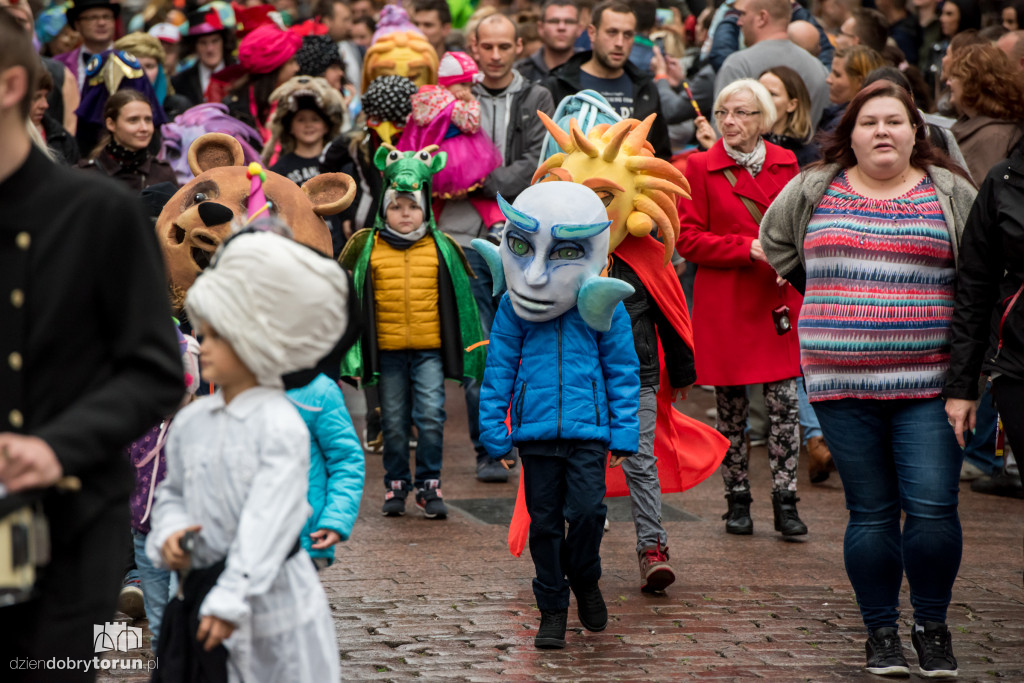 Teatralna parada na początek