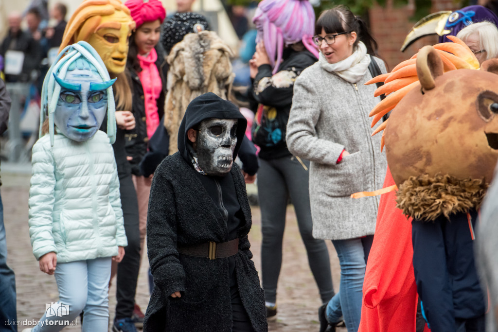 Teatralna parada na początek