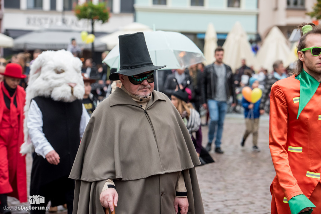 Teatralna parada na początek