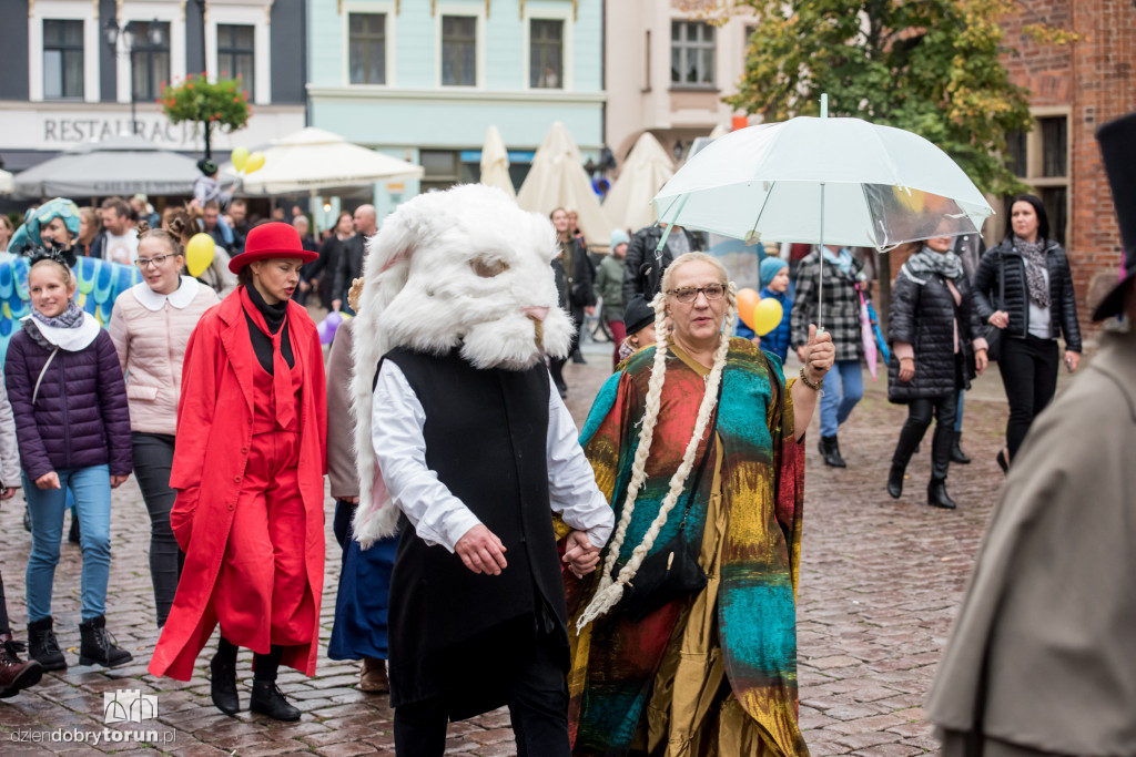 Teatralna parada na początek