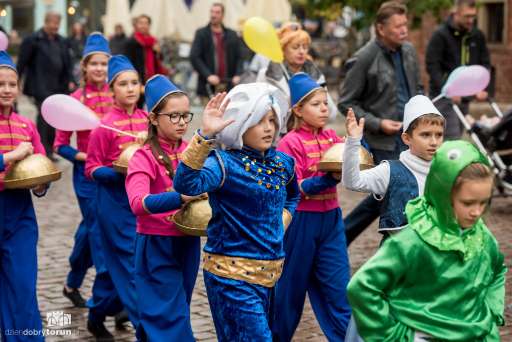 Teatralna parada na początek