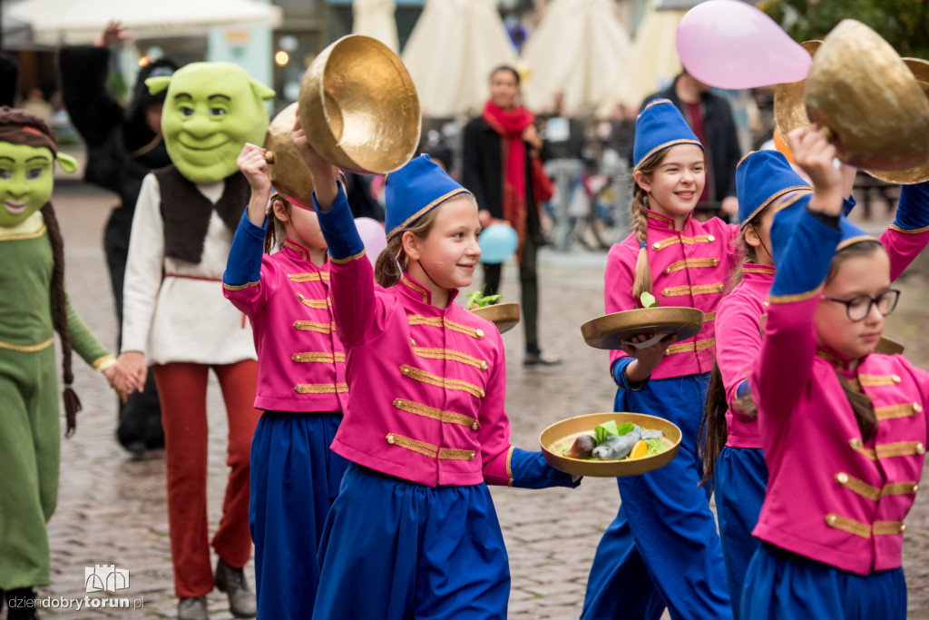 Teatralna parada na początek