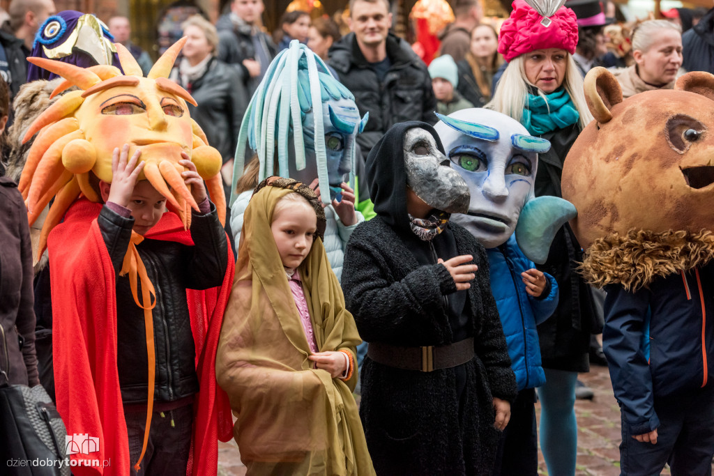 Teatralna parada na początek