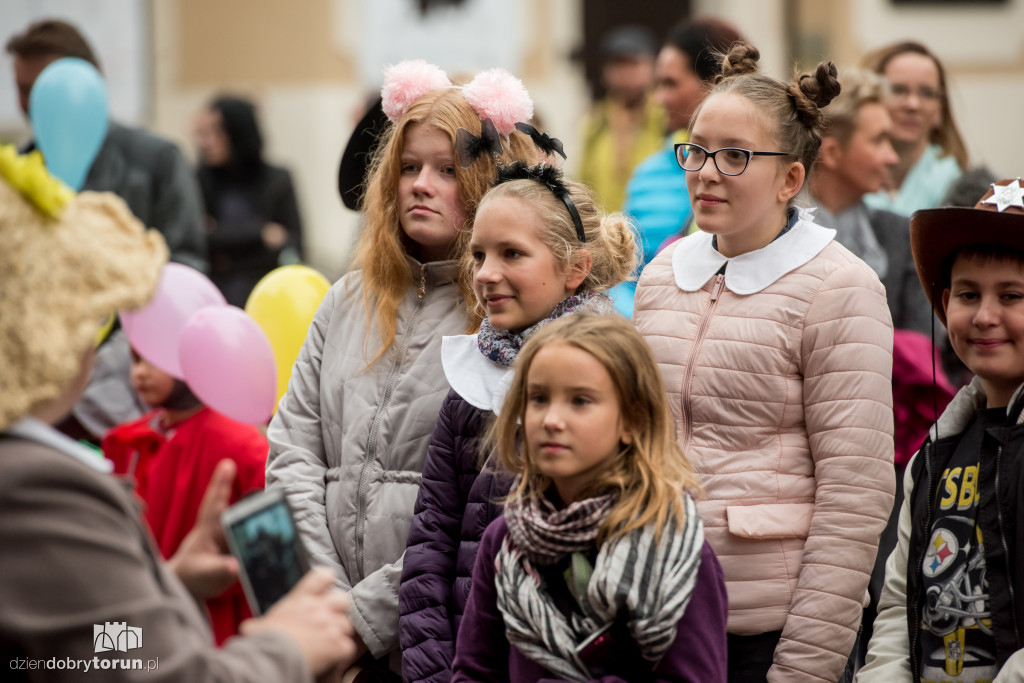 Teatralna parada na początek