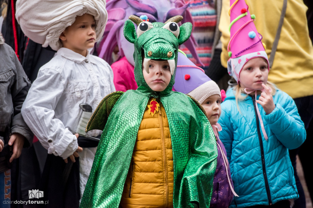 Teatralna parada na początek