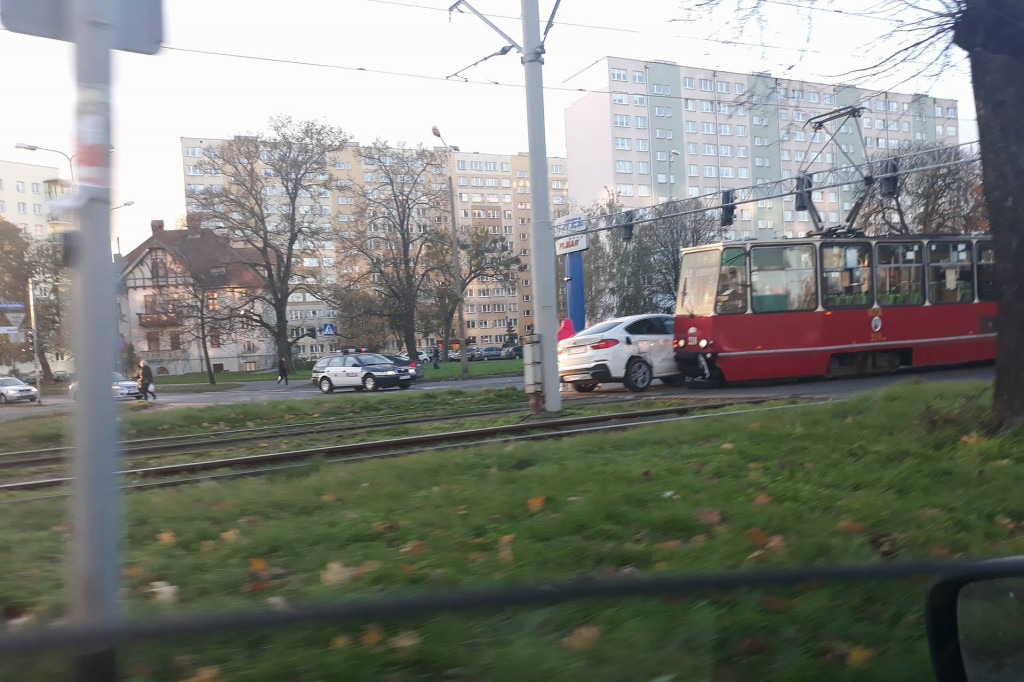 Zderzenie tramwaju i bmw przy Jubilacie