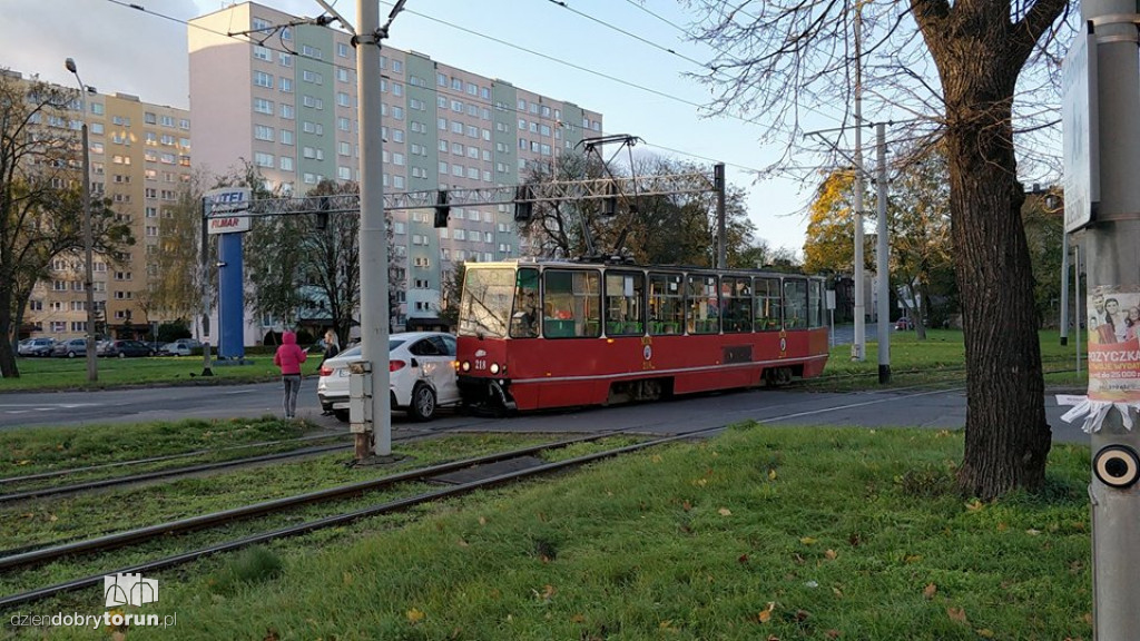 Zderzenie tramwaju i bmw przy Jubilacie