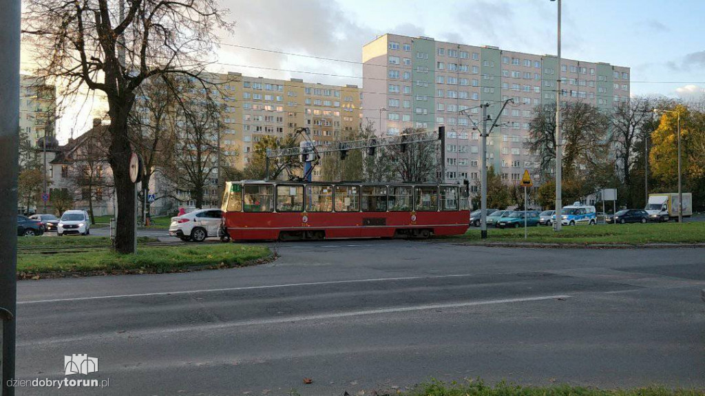 Zderzenie tramwaju i bmw przy Jubilacie