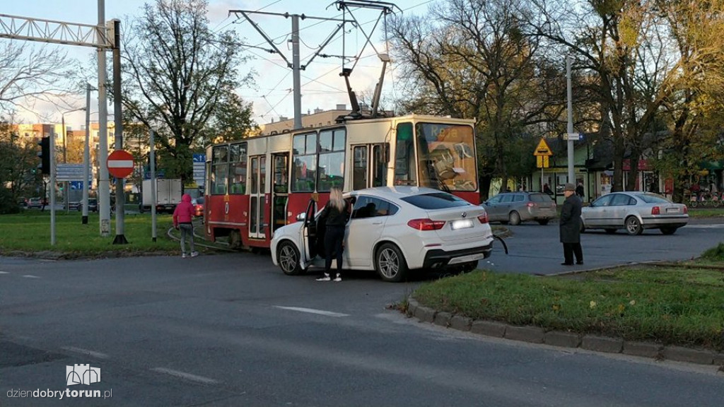 Zderzenie tramwaju i bmw przy Jubilacie