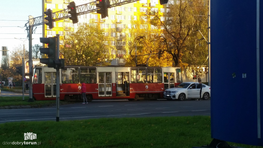 Zderzenie tramwaju i bmw przy Jubilacie