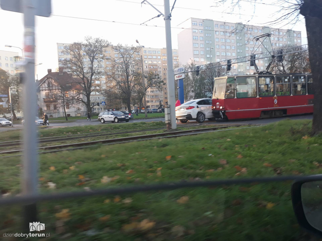Zderzenie tramwaju i bmw przy Jubilacie