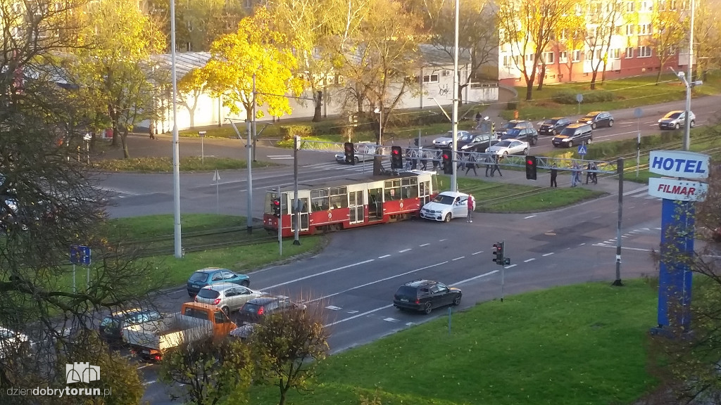 Zderzenie tramwaju i bmw przy Jubilacie