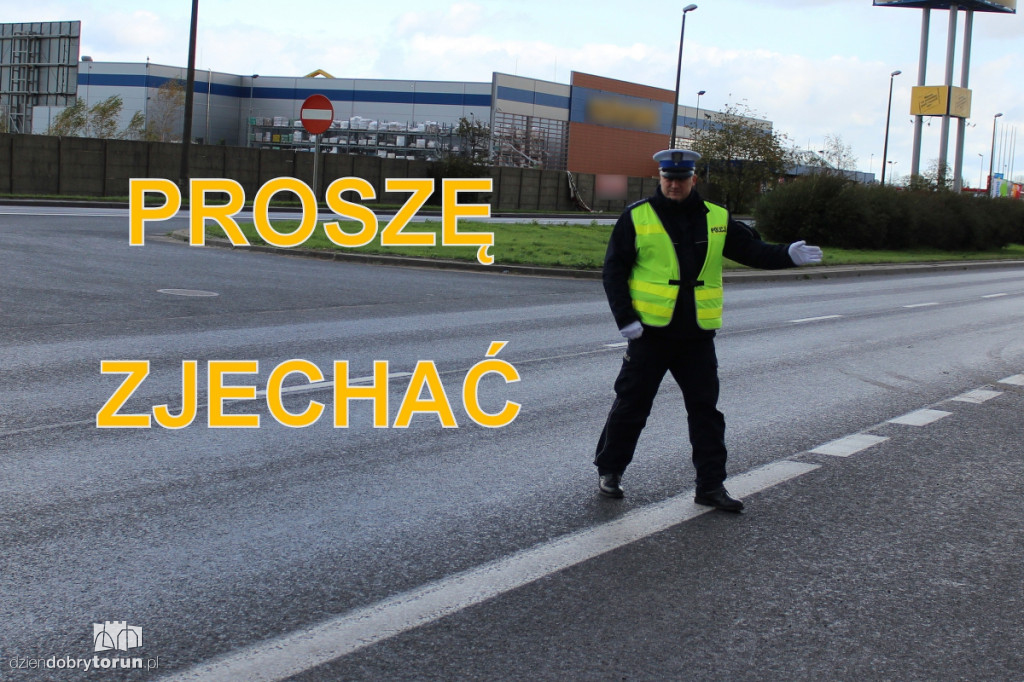 Policjant kieruje ruchem. Wiesz, co robić?