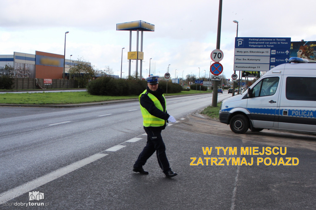 Policjant kieruje ruchem. Wiesz, co robić?