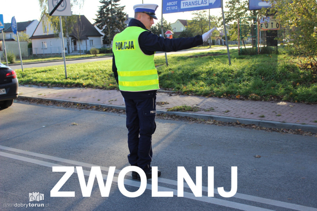 Policjant kieruje ruchem. Wiesz, co robić?