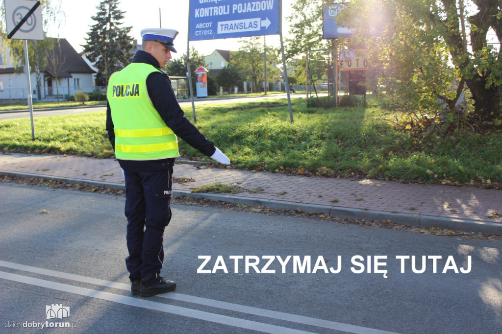 Policjant kieruje ruchem. Wiesz, co robić?
