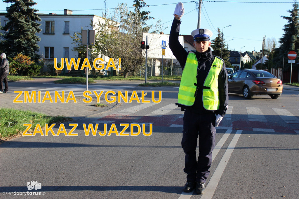 Policjant kieruje ruchem. Wiesz, co robić?