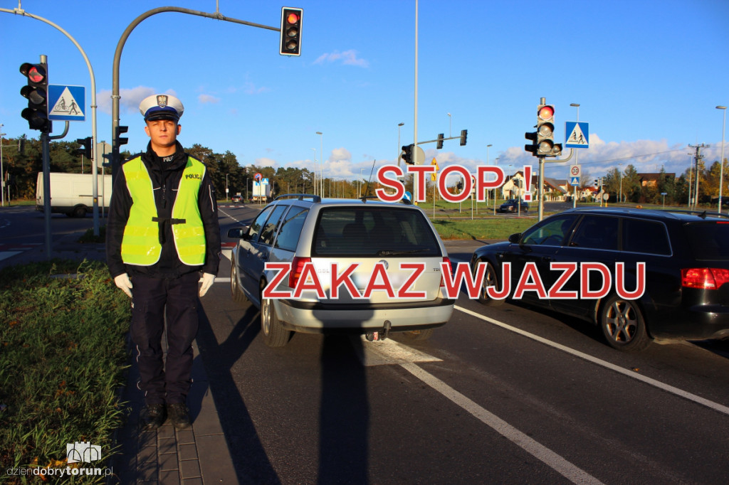 Policjant kieruje ruchem. Wiesz, co robić?
