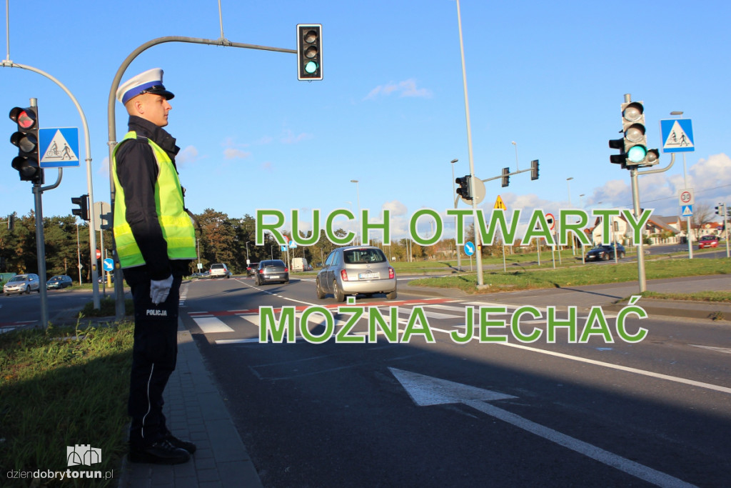 Policjant kieruje ruchem. Wiesz, co robić?