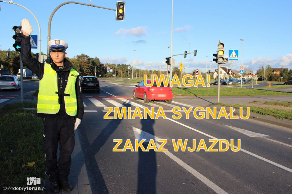 Policjant kieruje ruchem. Wiesz, co robić?