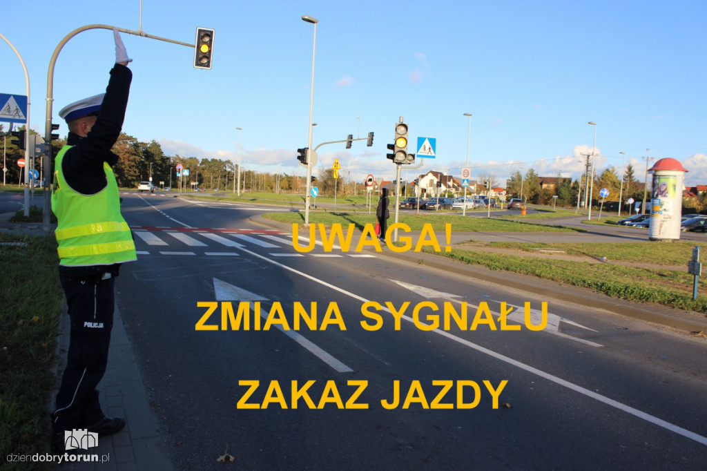 Policjant kieruje ruchem. Wiesz, co robić?