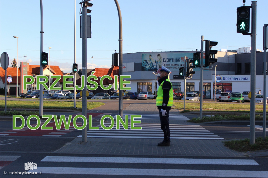 Policjant kieruje ruchem. Wiesz, co robić?