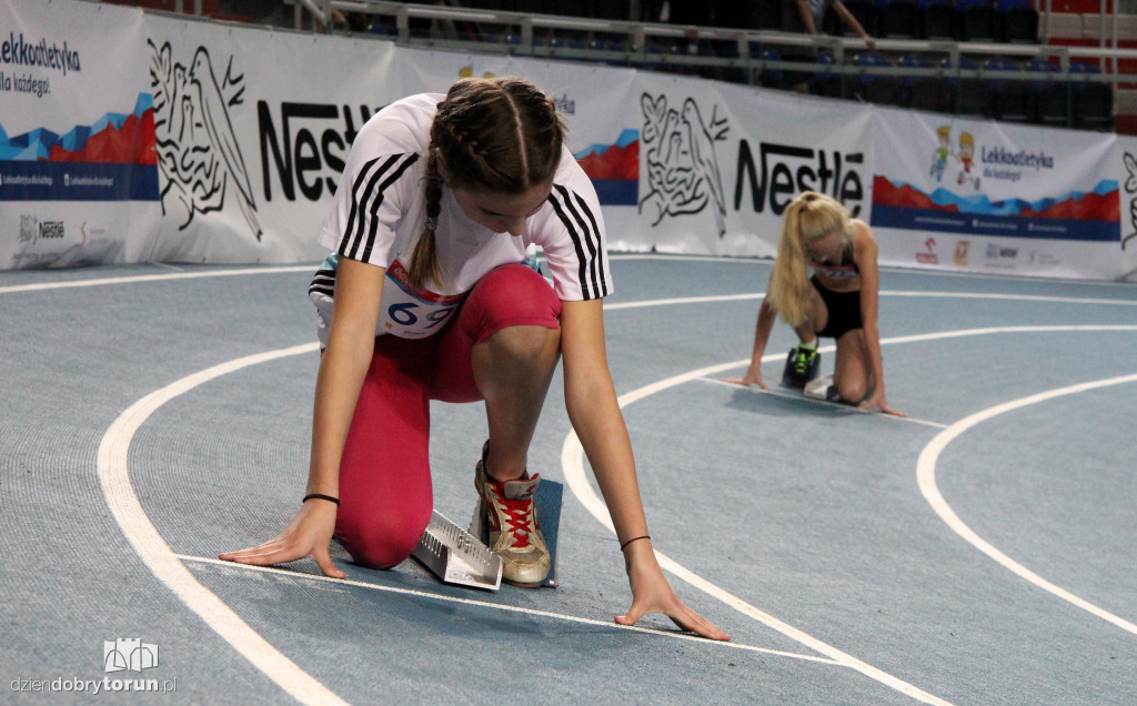 Młodzi sportowcy w hali przy Bema