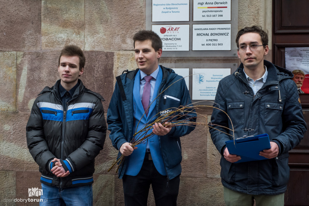 Młodzieżówka Korwin-Mikkego z rózgą dla PiS