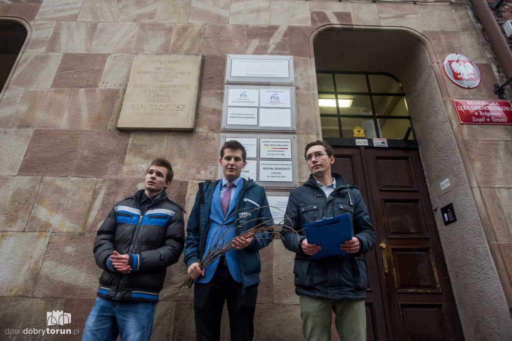 Młodzieżówka Korwin-Mikkego z rózgą dla PiS