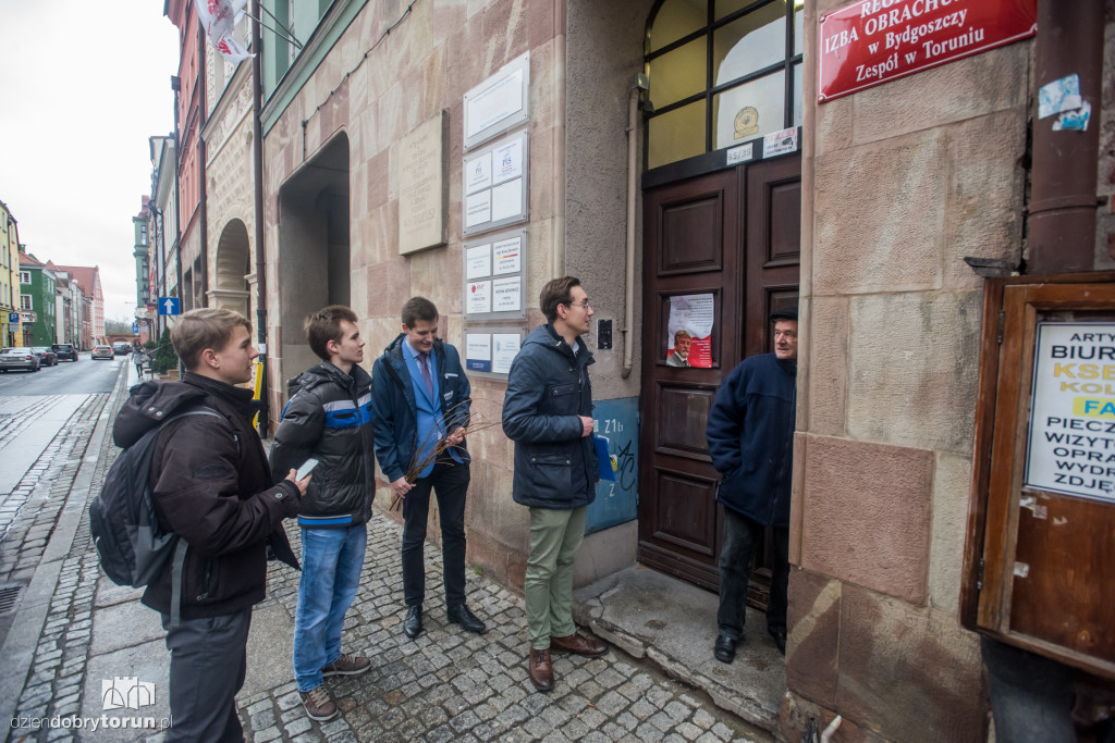 Młodzieżówka Korwin-Mikkego z rózgą dla PiS