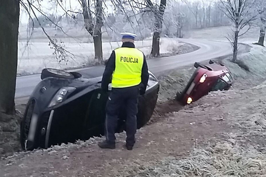 Ale ślisko! Samochody wpadały w rowy
