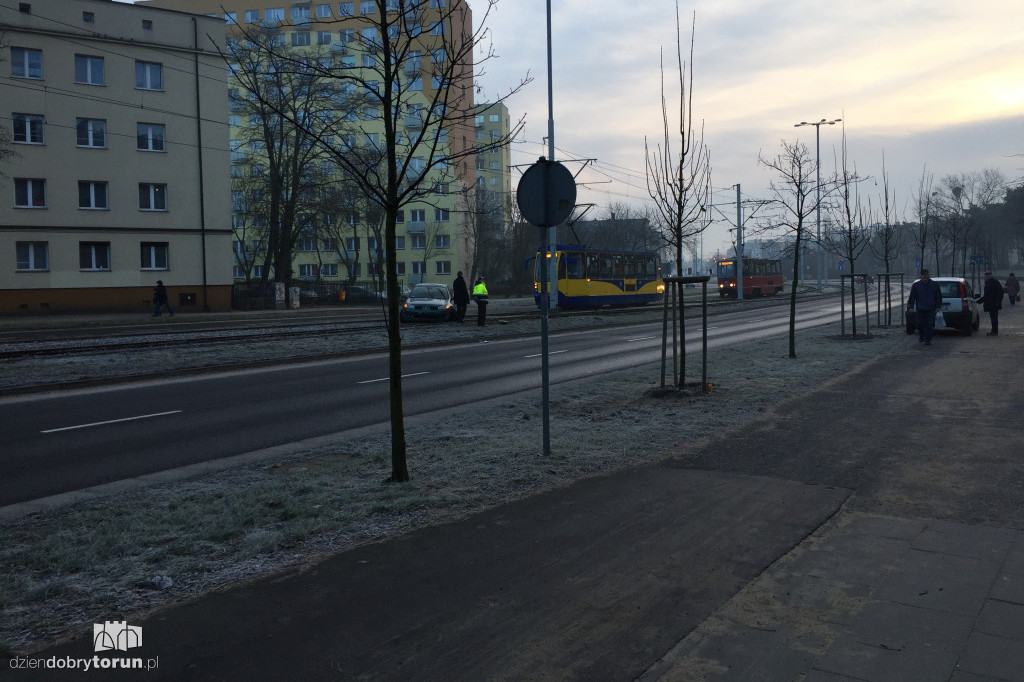 Samochód wpadł na torowisko