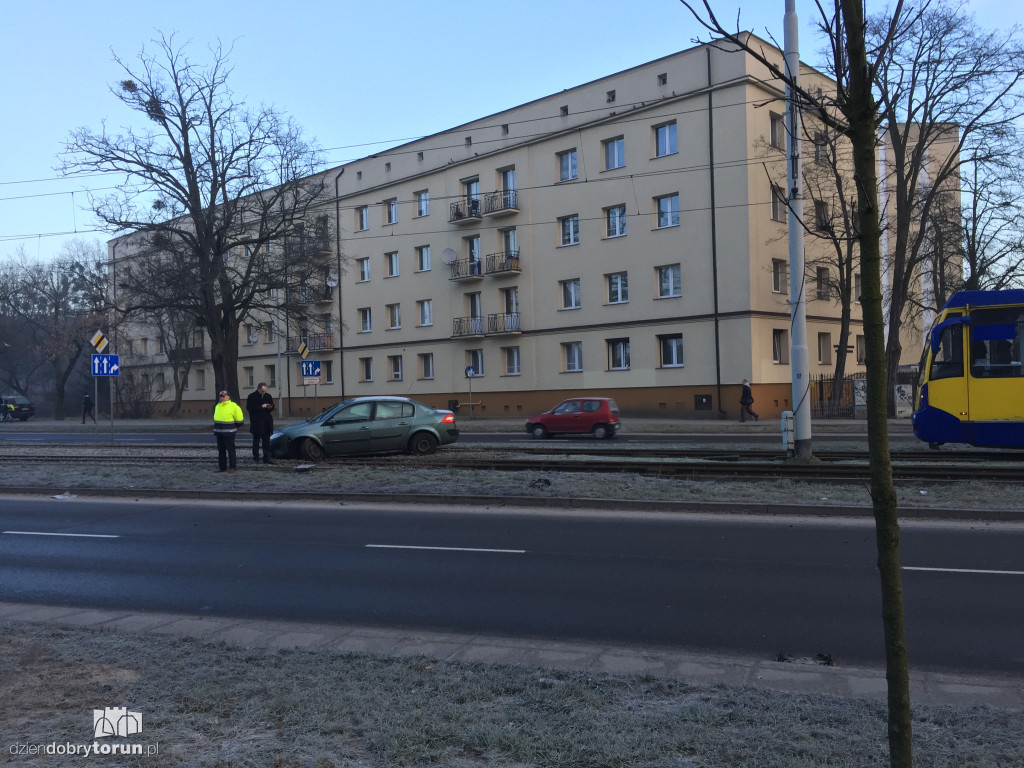 Samochód wpadł na torowisko