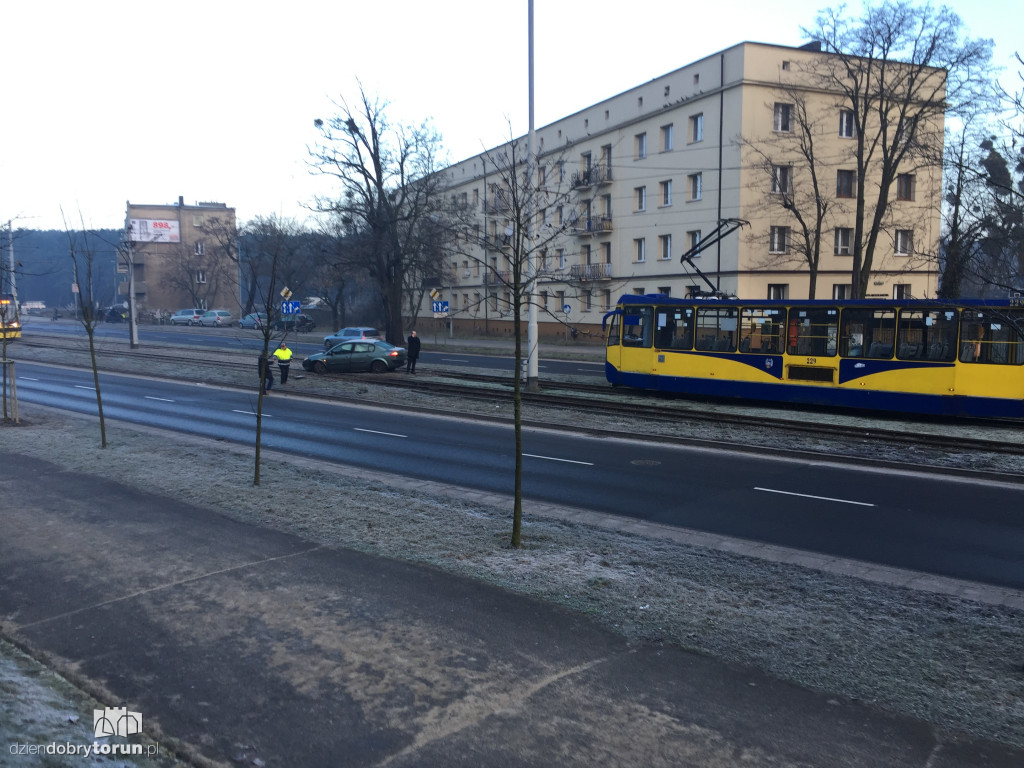 Samochód wpadł na torowisko