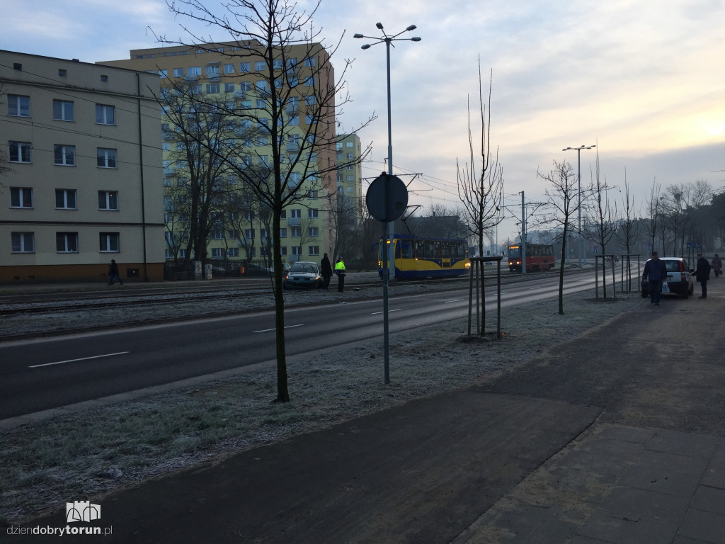 Samochód wpadł na torowisko
