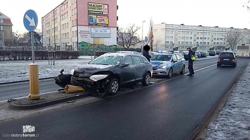 Wjechał w wysepkę przy ul. Gagarina