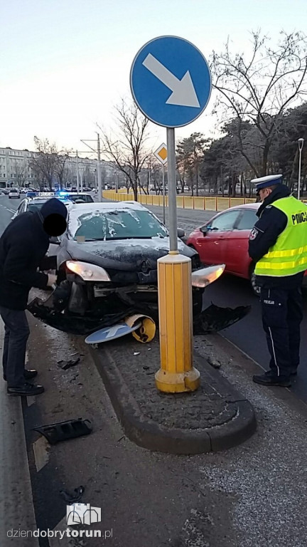 Wjechał w wysepkę przy ul. Gagarina