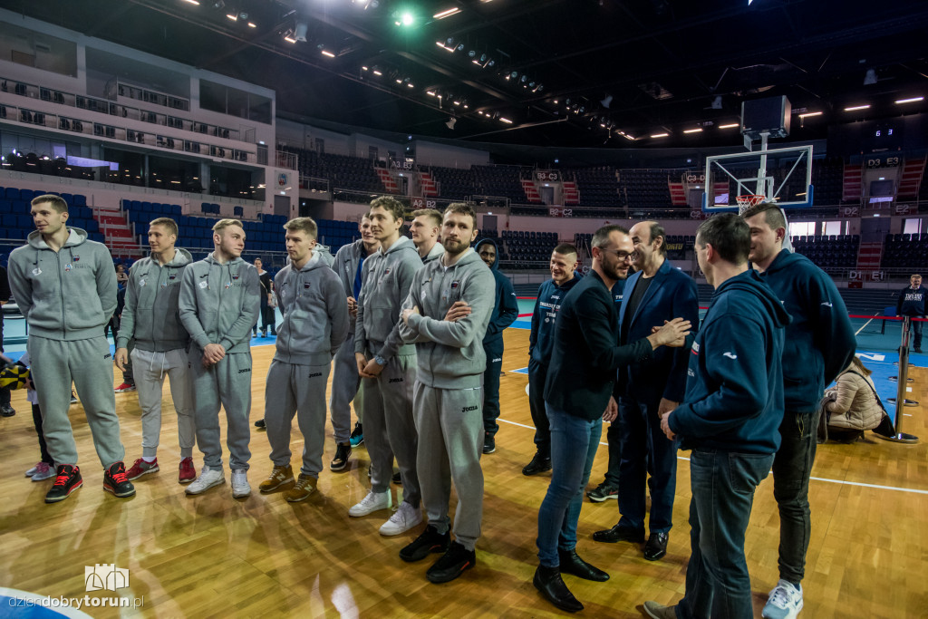 Twarda niedziela z koszykarzami
