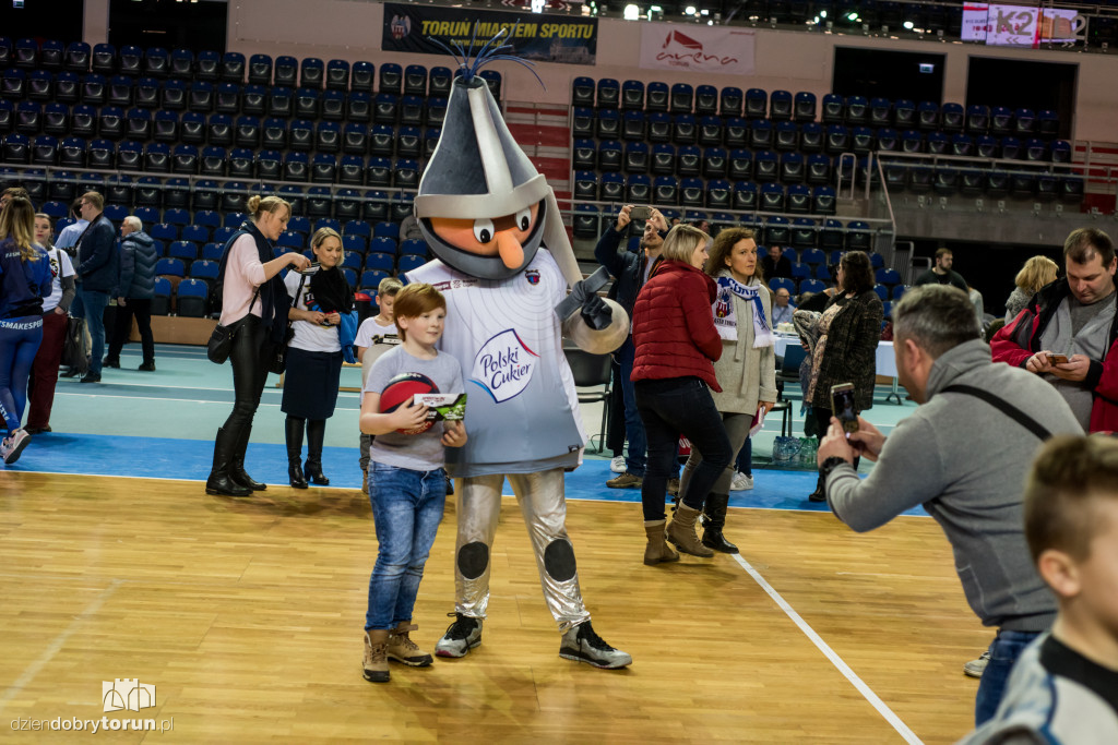 Twarda niedziela z koszykarzami