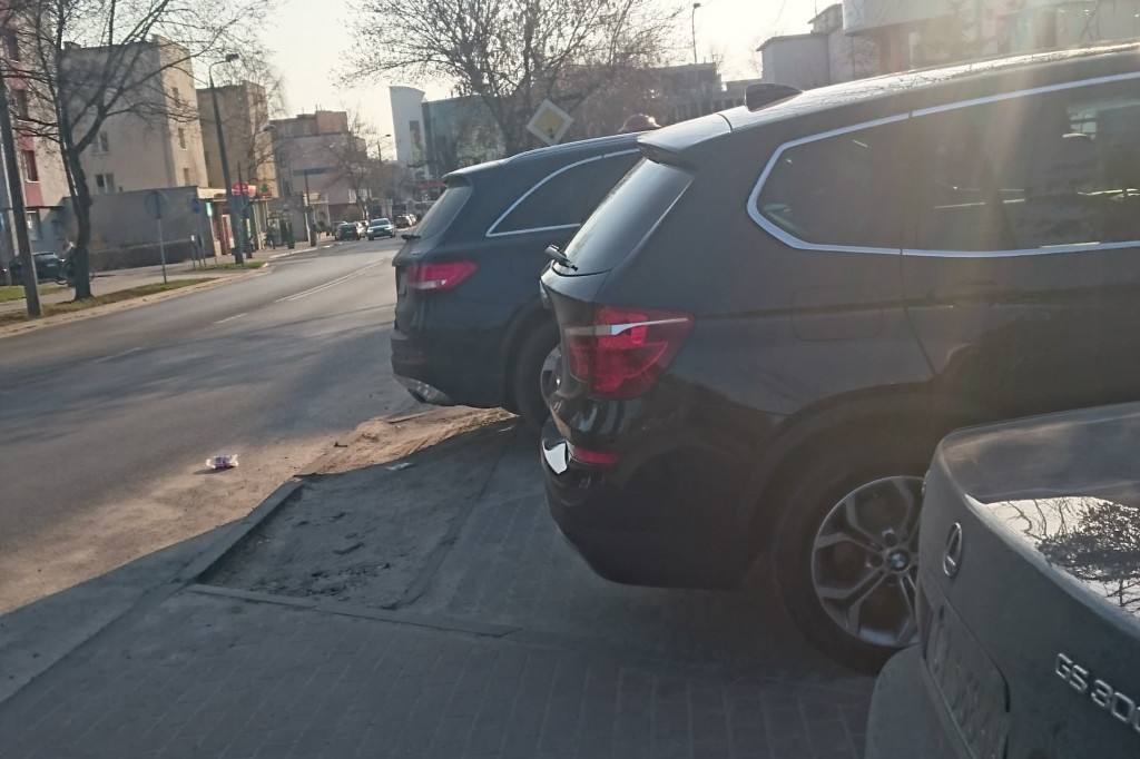 Kolejny mistrz parkowania w akcji