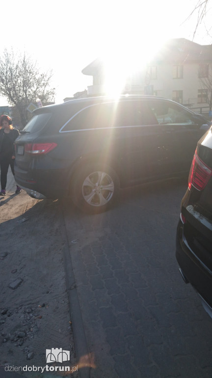 Kolejny mistrz parkowania w akcji