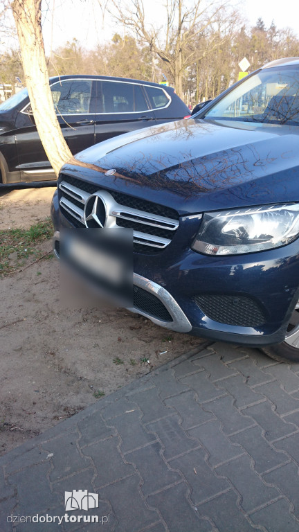 Kolejny mistrz parkowania w akcji