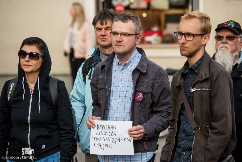 Wsparli protest rodziców w Sejmie