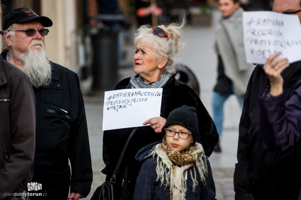 Wsparli protest rodziców w Sejmie
