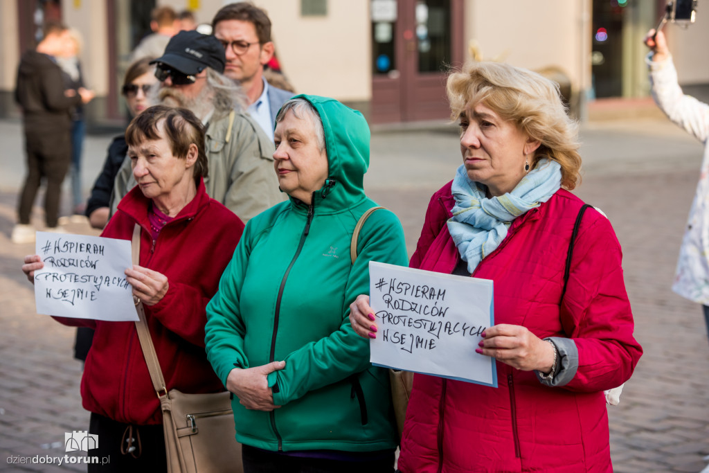 Wsparli protest rodziców w Sejmie