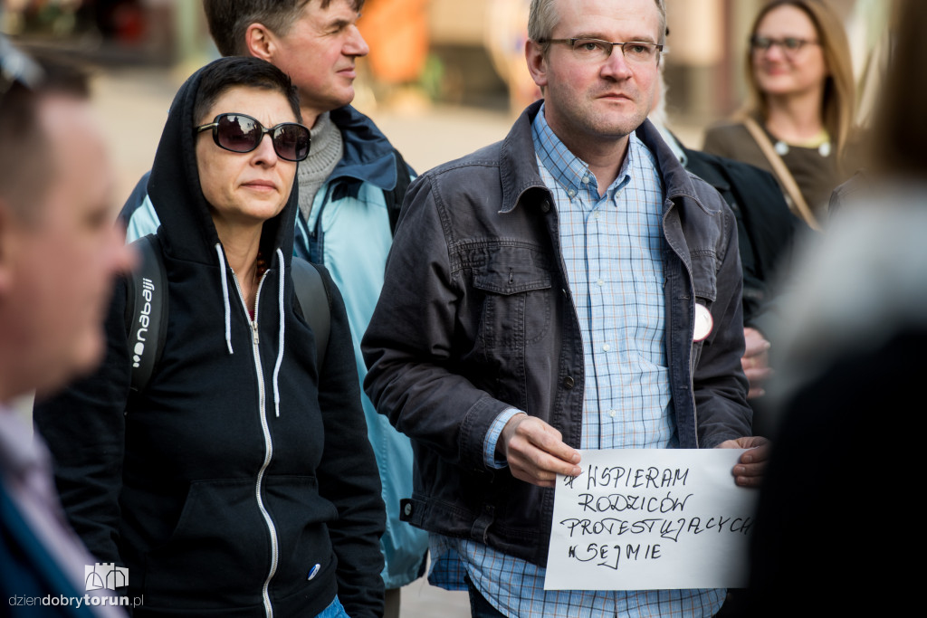 Wsparli protest rodziców w Sejmie
