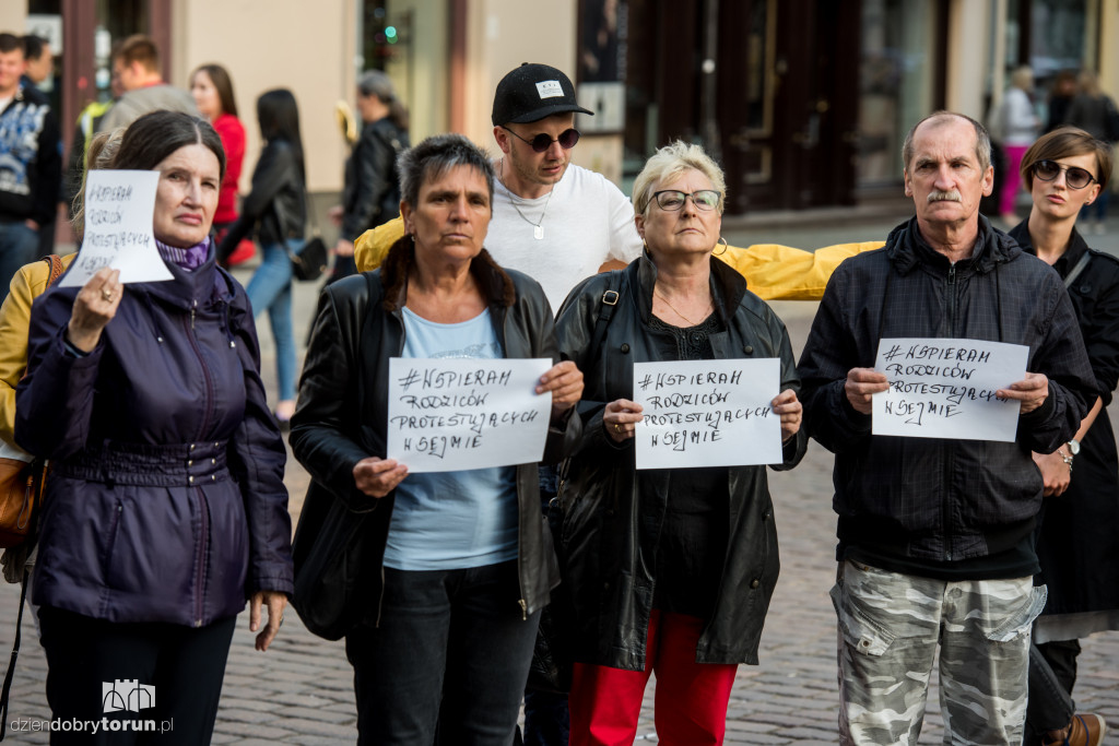 Wsparli protest rodziców w Sejmie