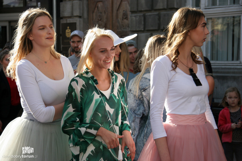 Pokaz mody na ulicy Szerokiej